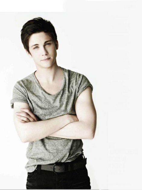 logan-logan-lerman-34326580-963-1280.jpg